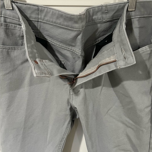 Men’s EUC Levi’s 36W 32L Gray Denim Structured Cotton Jeans Pants - Picture 6 of 11